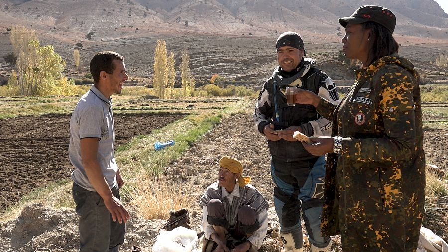 Francine Gálvez y el equipo acompañan a los moteros en un rally en el desierto