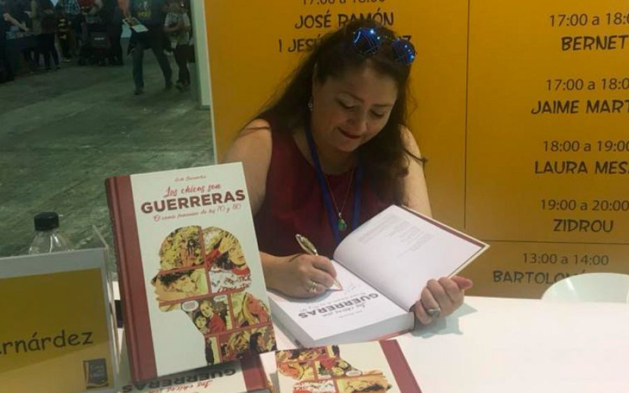 Ruth Bernárdez firmando libros