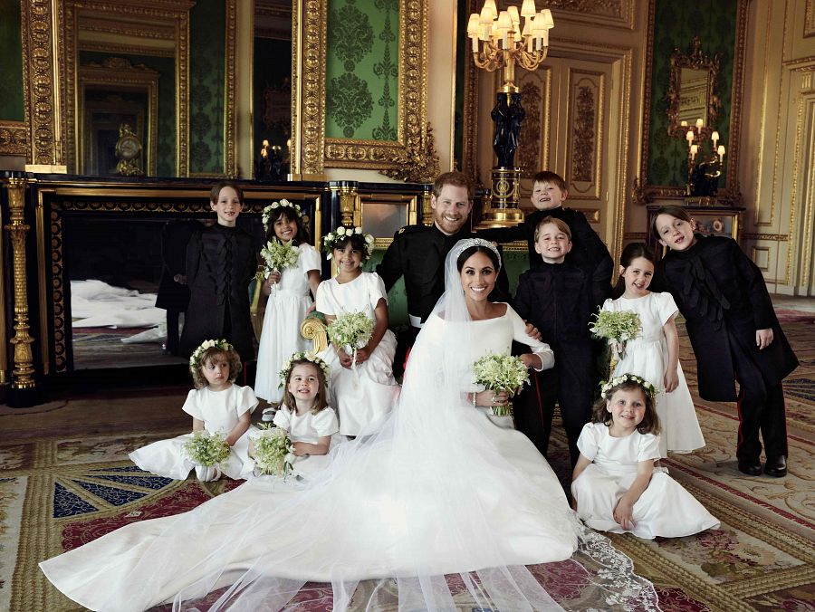 Los duques de Sussex posan junto a sus pajes y damas de honor