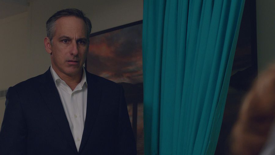 Alejandro intenta descubrir el paradero de sus hijos mediante amenazas