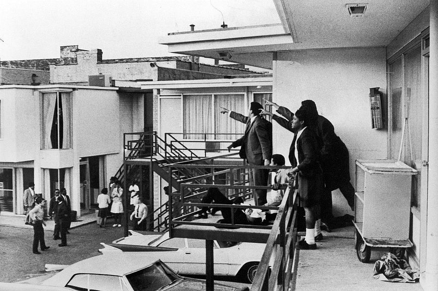 El líder de los derechos civiles Andrew Young, a la izquierda, en el balcón del motel Lorraine, señala en dirección al asaltante, tras el asesinato del líder de los derechos civiles Dr. Martin Luther King, Jr., que aparece caído a sus píes