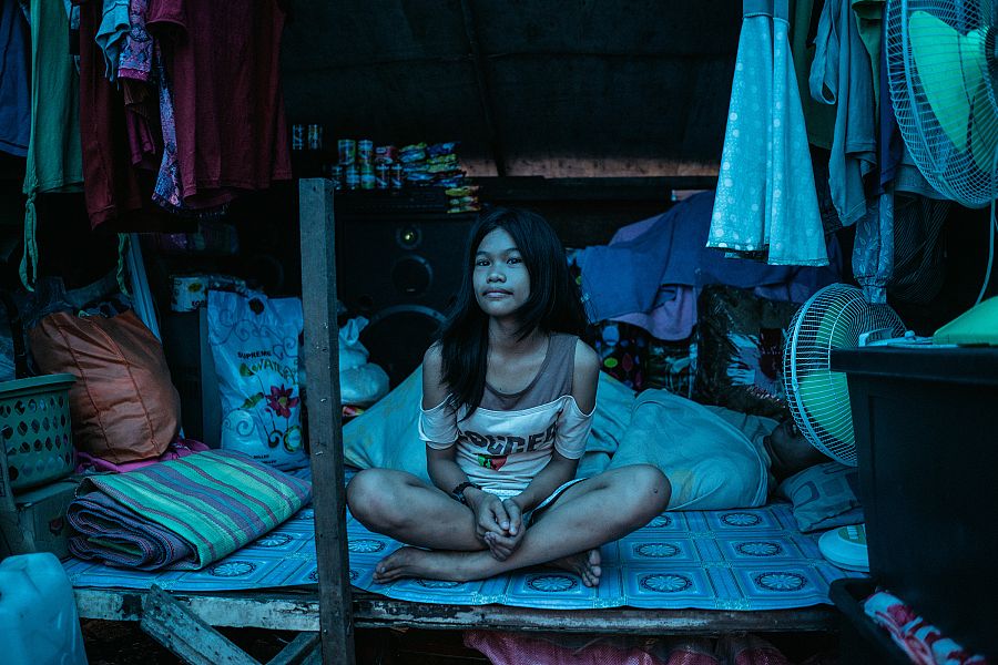 Una niña vacunada contra el virus del papiloma humano, en su improvisada casa en Manila.