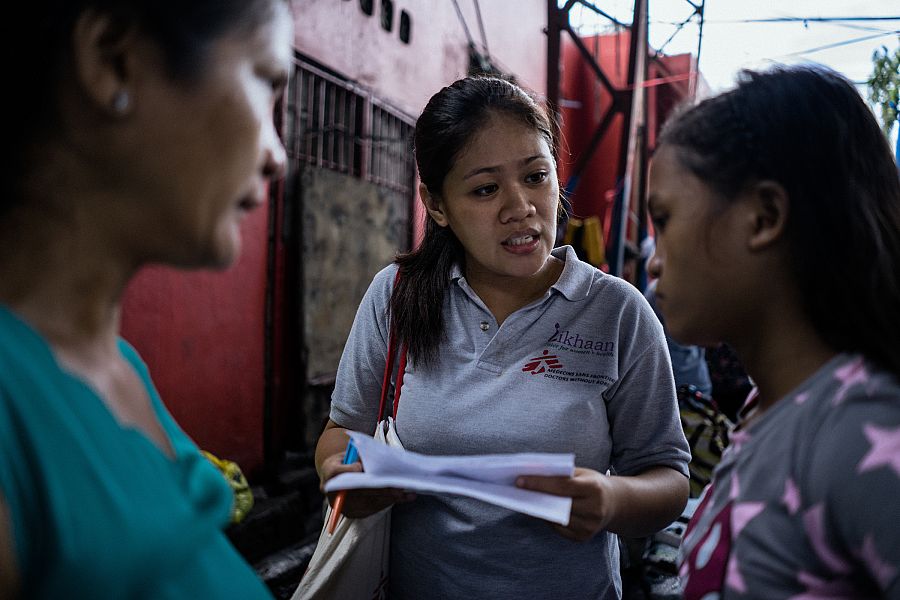 Una movilizadora comunitaria recorre la comunidad de Aroma para encontrar pacientes que han de vacunarse.
