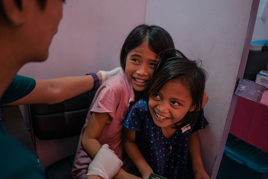 Niñas de familias con pocos recursos de Tondo, en Manila, antes de recibir sus vacunas contra el virus del papiloma humano.