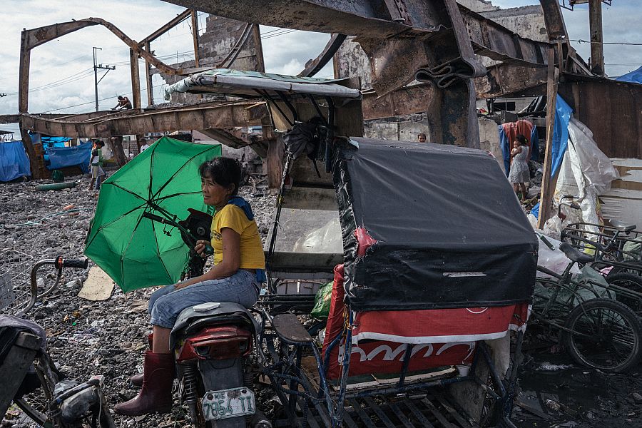 Una mujer en la zona de Aroma, en Manila, devastada por un incendio reciente.
