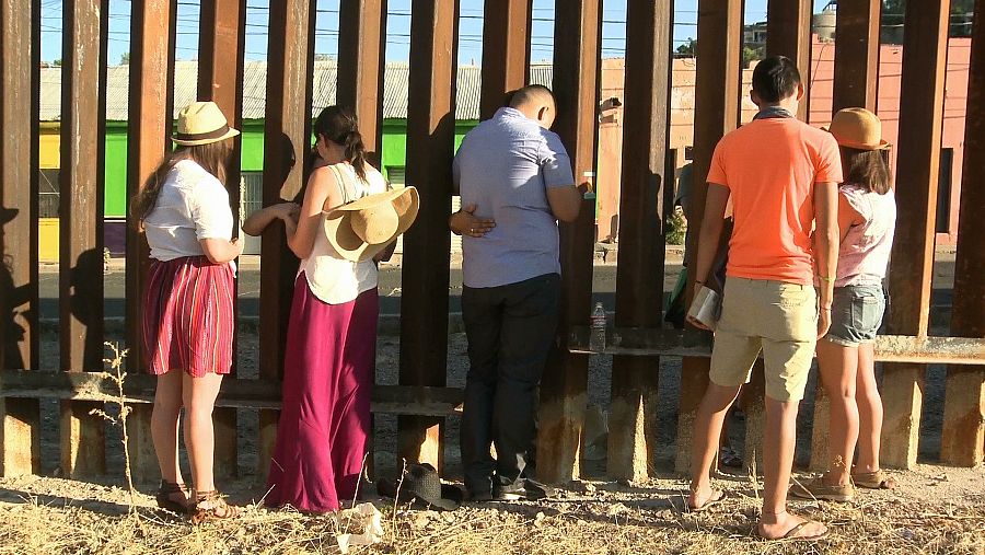 Reunión de hijos con madres en la valla fronteriza