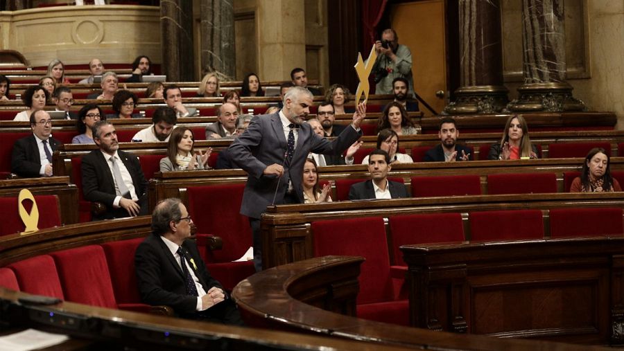 Quim Torra, sentado solo en la bancada del Govern, observa cómo Carlos Carrizosa (Cs) quita un lazo amarillo del escaño de uno de los consellers.