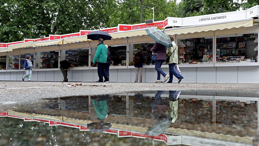 Baja afluencia tras la apertura de la Feria del Libro en Madrid, marcada por la lluvia