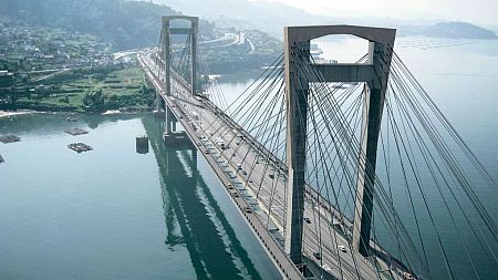 El puente de Rande forma parte de la Autopista del Atlántico que une A Coruña y Vigo