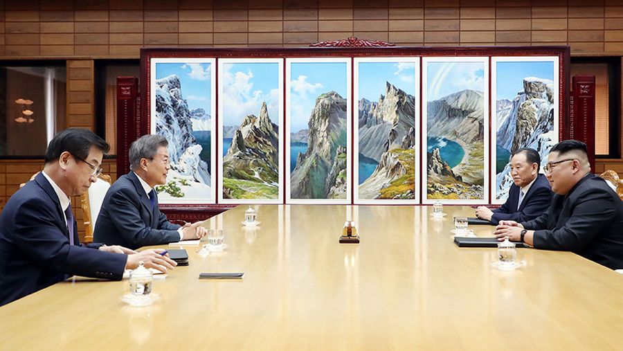 En la reunión con los líderes de las dos Coreas participaron además los respectivos jefes de inteligencia de ambos países, Suh Hoon (Sur) y Kim Yong-chol (Norte)