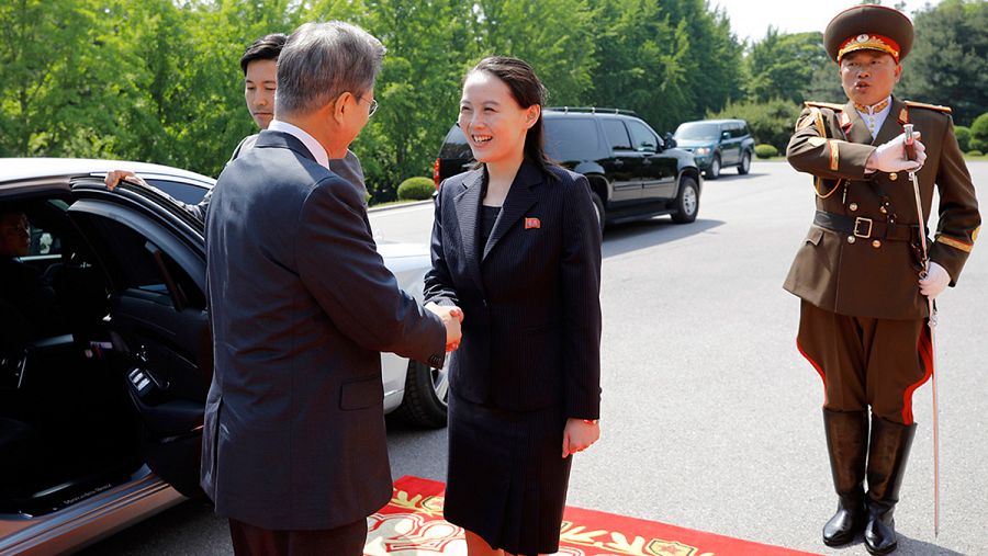 El presidente de Corea del Sur saluda a la hermana del líder de Corea del Norte, Kim Yo-jong
