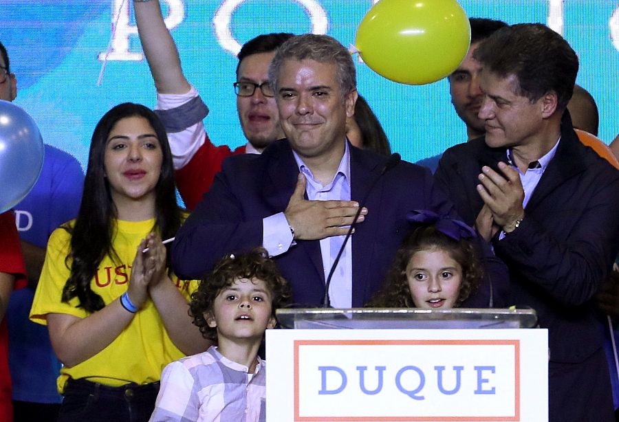 El uribista Iván Duque gana la primera vuelta presidencial colombiana