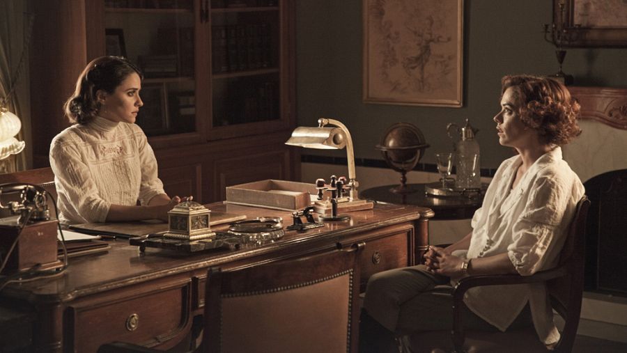 Manuela y Teresa conversan sobre los nuevos planteamientos educativos de la Academia