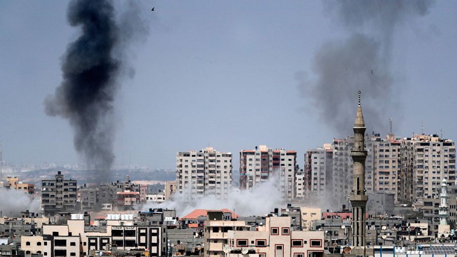 Columnas de humo en Gaza por los bombardeos israelíes