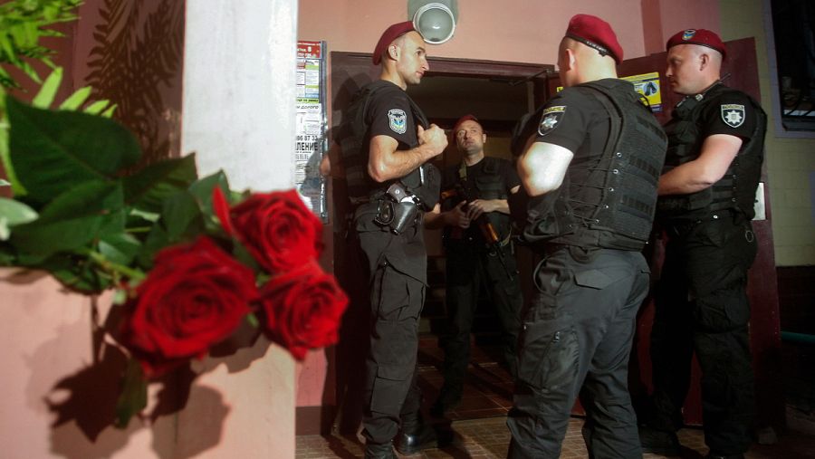 Policías ucranianos vigilan la entrada a la casa del periodista Arkady Babchenko