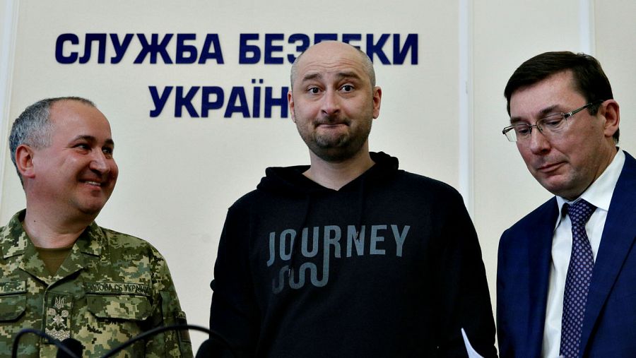 El periodista ruso Arkady Babchenko reaparece tras su supuesto asesinato, flanqueado por el director de los servicios secretos ucranianos, Avisili Gritsak, y por el fiscal general del país, Yuriy Lutsenko