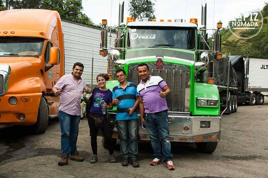 Andrea con un grupo de camioneros en Colombia tras hacer autostop; la invitaron a comer