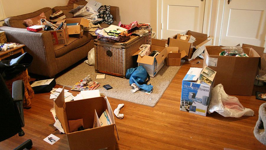 Interior de una casa desordenada