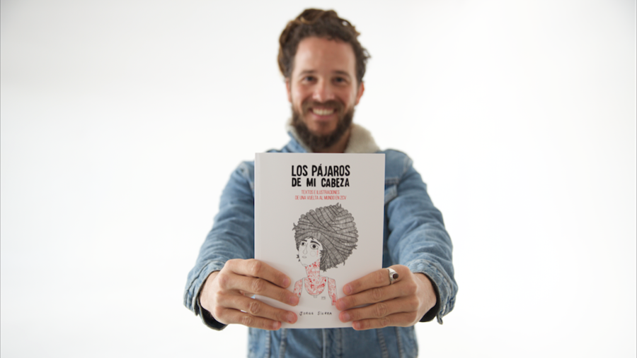 Jorge Sierra con su libro, 