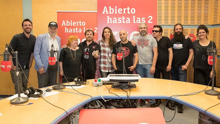 Foto final del programa, con toda la banda y todo el equipo del programa