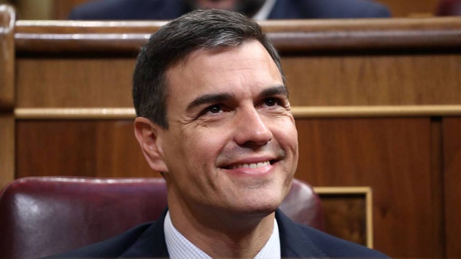 Pedro Sánchez sonríe en el hemiciclo antes de convertirse en presidente del Gobierno.