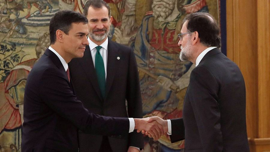 Sánchez y Rajoy se saludan en la toma de posesión del nuevo presidente.