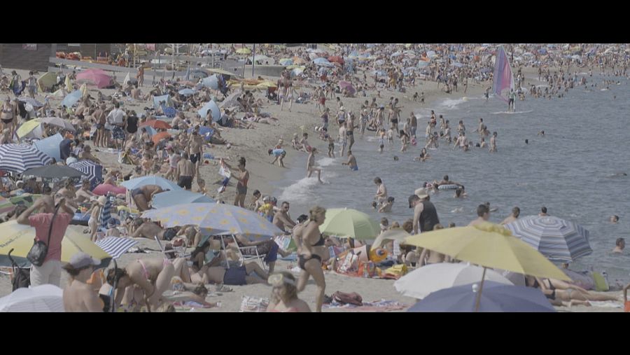 Una playa masificada, en una imagen del documental