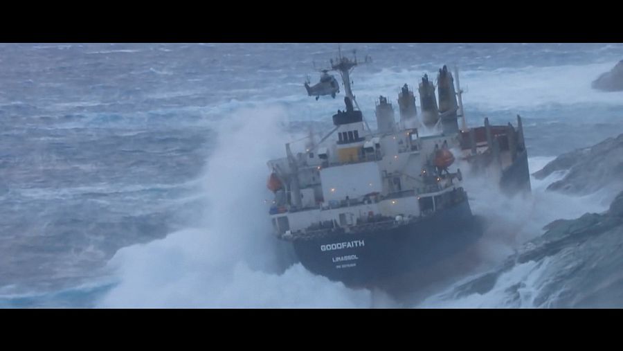 Un barco encallado tras un accidente en una imagen del documental