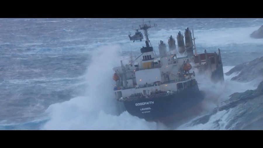 Un barco encallado tras un accidente en una imagen del documental