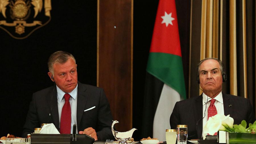 El rey Abdalá II de Jordania junto al primer ministro, Hani Al-Mulki, el pasado viernes en Amán