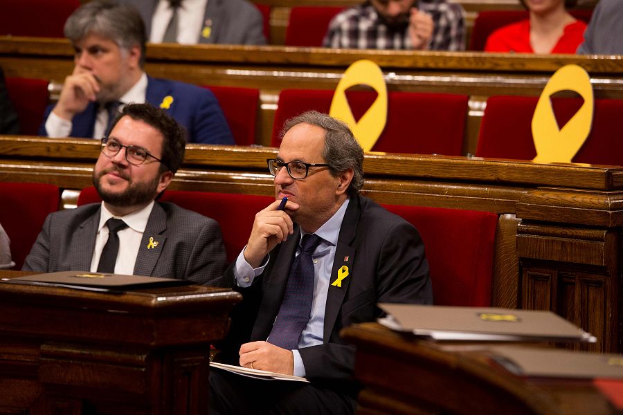 El presidente catalán, Quim Torra (d), en su escaño junto al vicepresidente, Pere Aragonés.