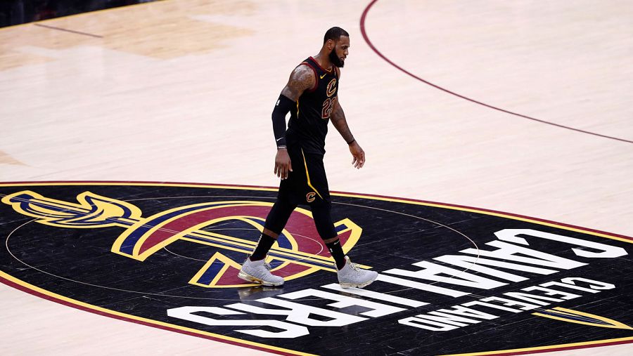 LeBron James no pudo frenar a los Golden State Warriors