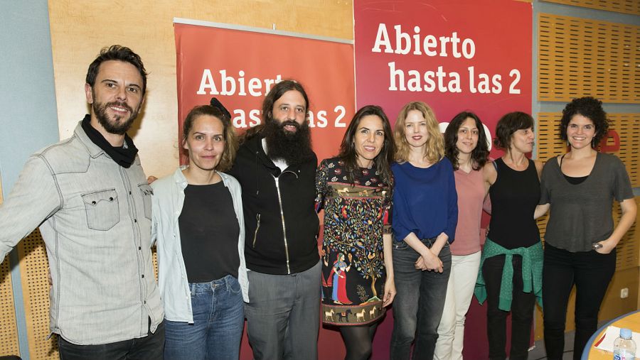 Imagen final del programa, con Rosenvinge, y todo el equipo de 'Abierto hasta las 2'