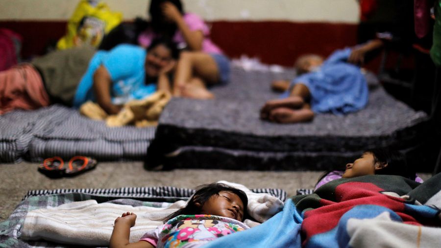 Una niña duerme en un albergue improvisado en un colegio de Escuintla