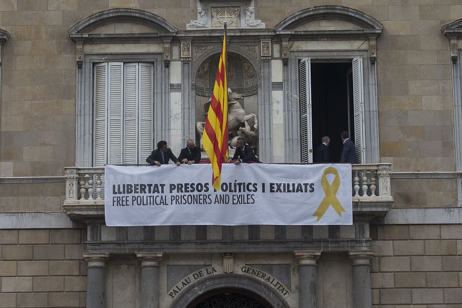Pancarta pidiendo la libertad de los políticos presos, colgando del balcón del Palau de la Generalitat.