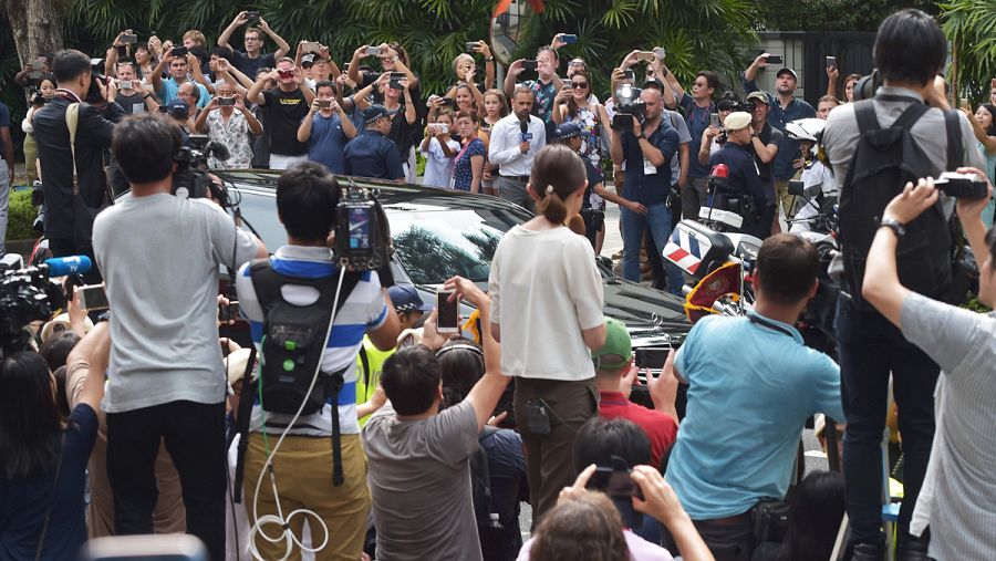 Decenas de personas esperan a Kim Jong-un en el hotel donde se hospedará