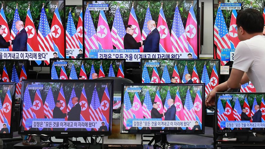 La televisión coreana repite las imágenes del apretón de manos entre Donald Trump y Kim Jong-un durante la cumbre en Singapur