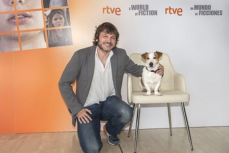 El actor Salva Reina junto a Ramsés (Max en la ficción) protagonizan 'Sabuesos'