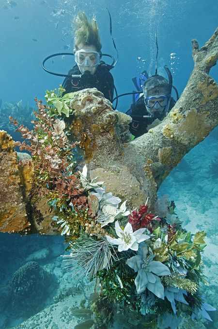 Imagen de archivo de Sylvia Earle (i), buceando junto a la estatua del Cristo del Abismo, en Cayo Largo, Florida (EE.UU.).