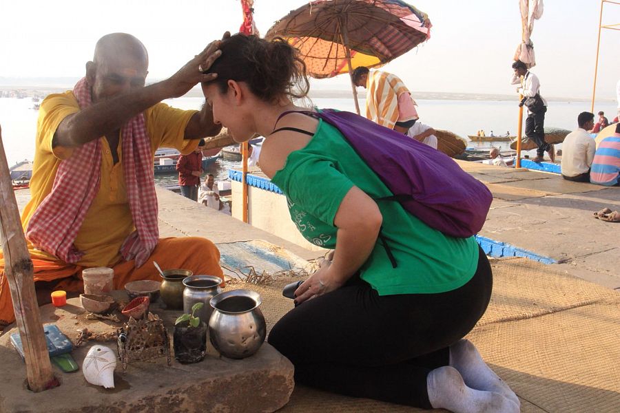 Cristina E. Lozano durante su viaje a la India