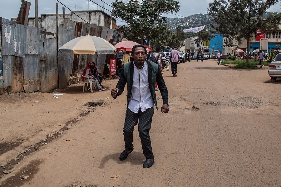 Por las calles de Bukavu, el buen humor de Mze Mandjondjo no pasa inadvertido