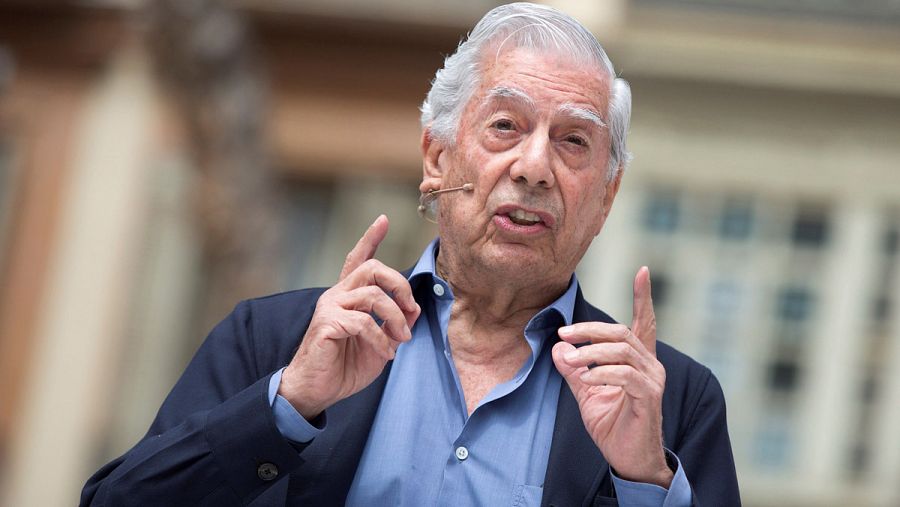 Mario Vargas Llosa en el acto de la plataforma España Ciudadana en la Plaza de la Constitución de Málaga