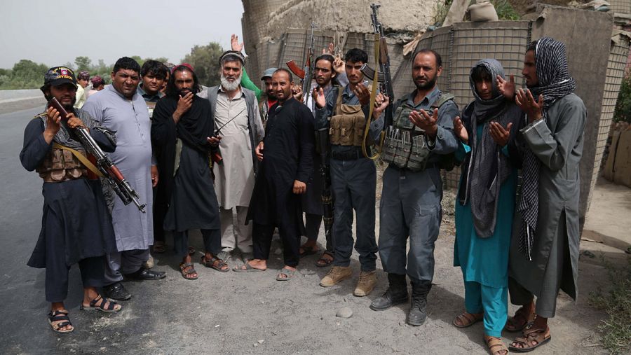 Talibanes y policías afganos posan juntos en Jalalabad