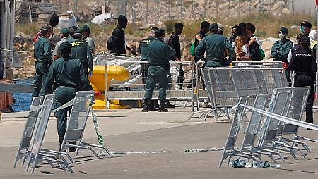 Varios migrantes salen del barco Aquarius para ser atendidos por Cruz Roja