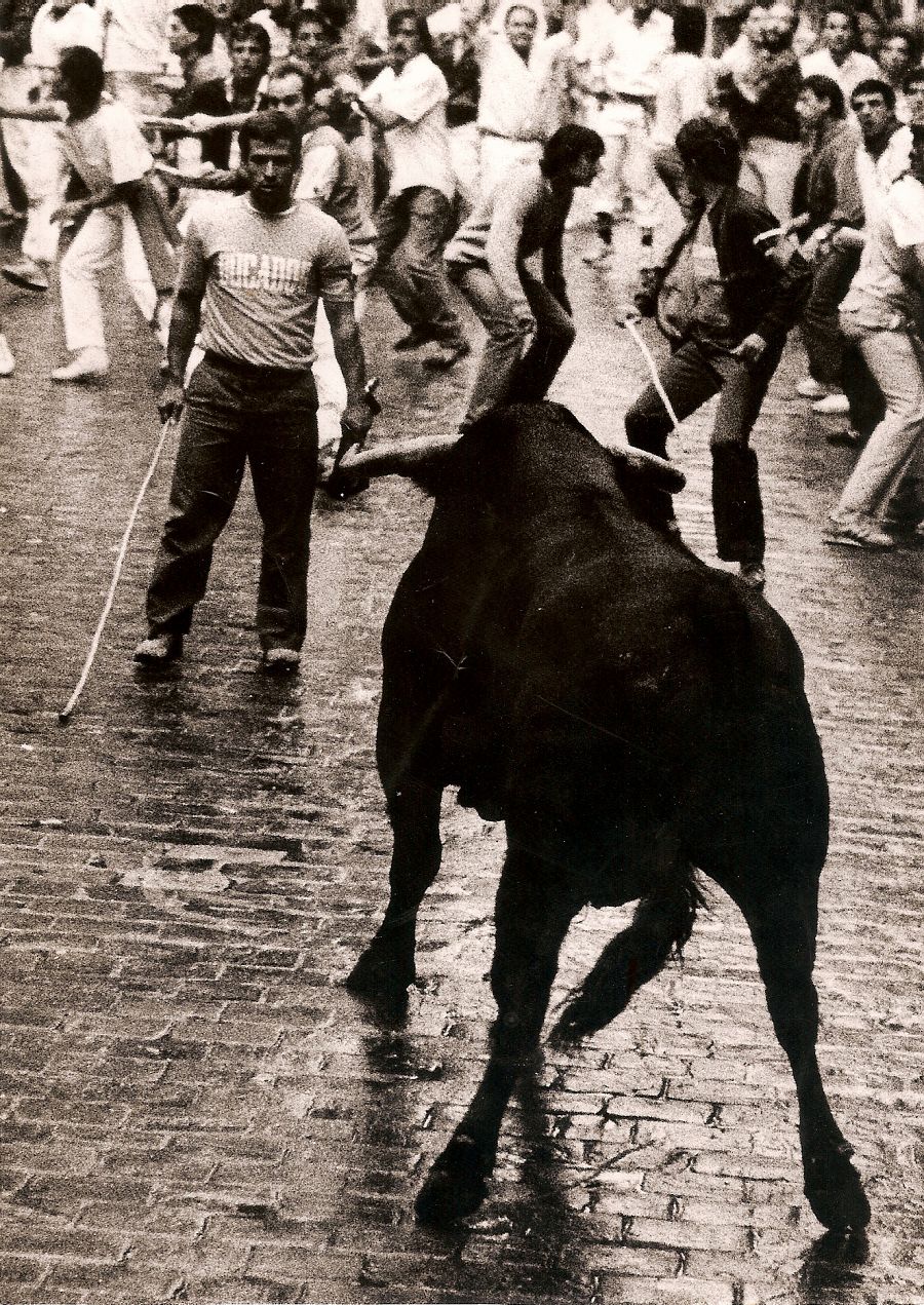 Miguel Araiz Rastrojo ante un toro en uno de los encierros de San Fermín