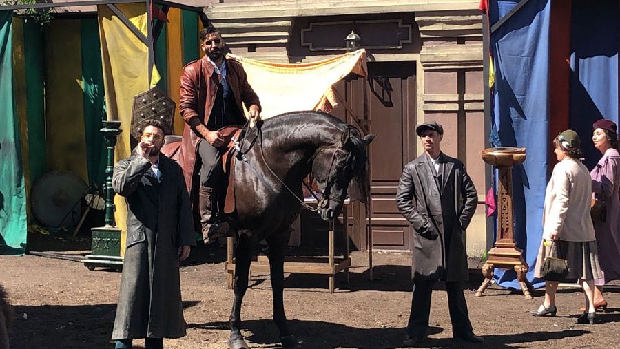 Álex García, a caballo en la presentación de 'El continental'