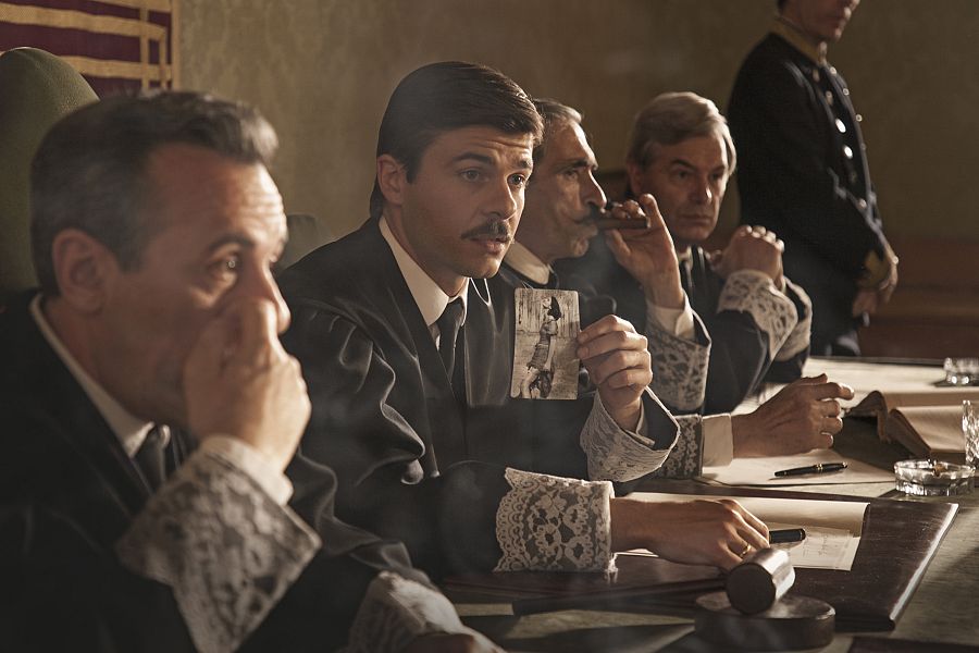 Martín muestra una de las pruebas a favor de la familia Peralta