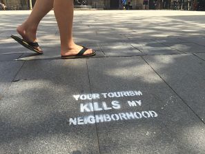 Pintadas en el suelo de Barcelona: 