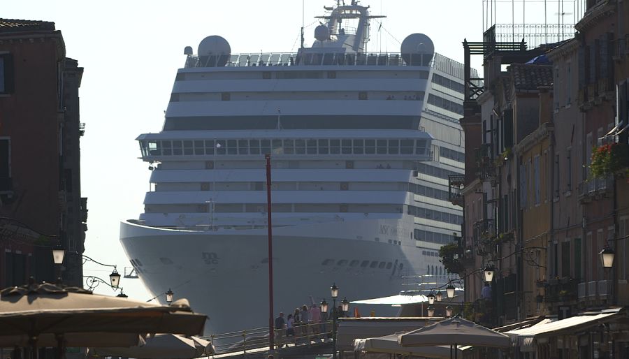 Un crucero entra en puerto de Venecia
