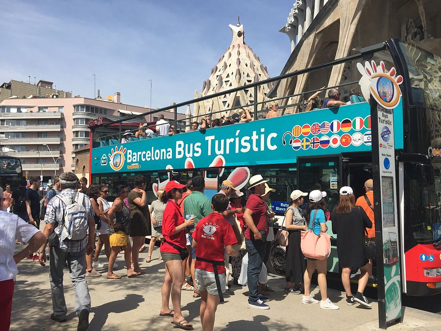 Un autobús turístico delante de la SAgrada Familia, en Barcelona
